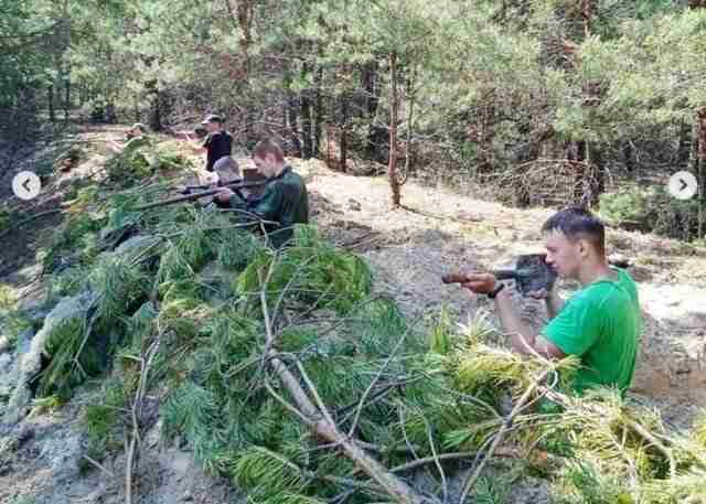 на білорусі школярів вчать стріляти з лопати (ФОТО)