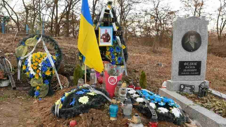 На Буковині 38-річний чоловік пошкодив надгробну табличкою загиблого воїна