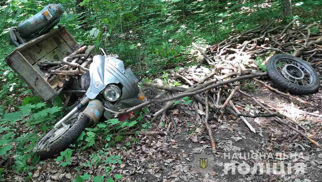На Буковині 66-річний чоловік загинув внаслідок перекидання мотоцикла у лісі (фото)