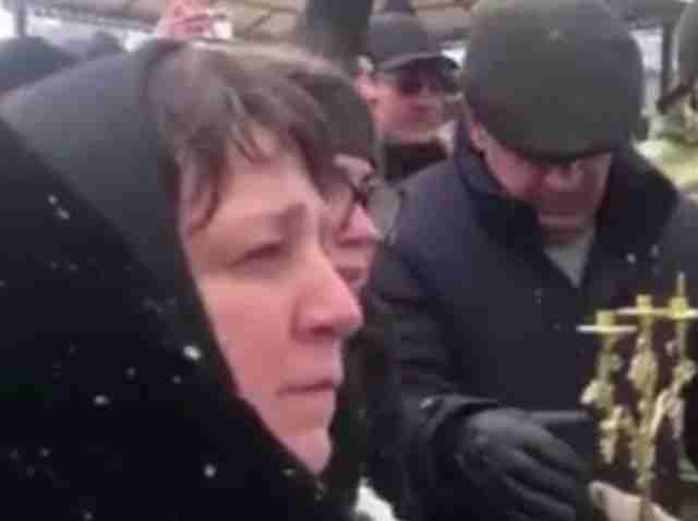 На Буковині представники УПЦ МП розпилювали сльозогінний газ на людей, біля труни загиблого Захисника (ВІДЕО)