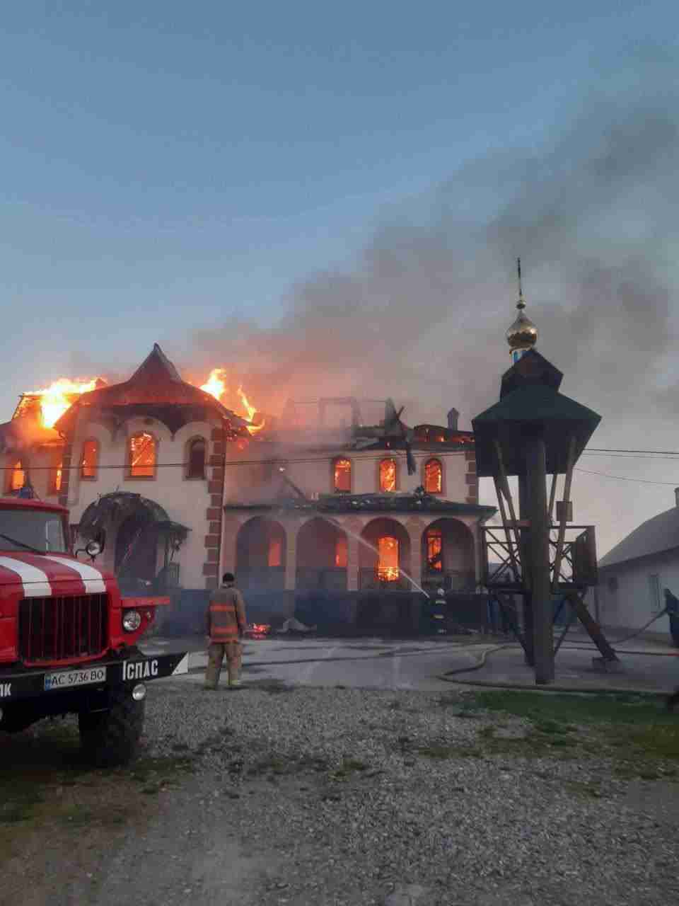 На Буковині підпалили церкву УПЦ МП (ВІДЕО, ФОТО)