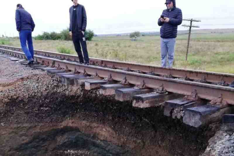 На Буковині під залізничною колією утворилося провалля: змінено рух поїздів (ФОТО)
