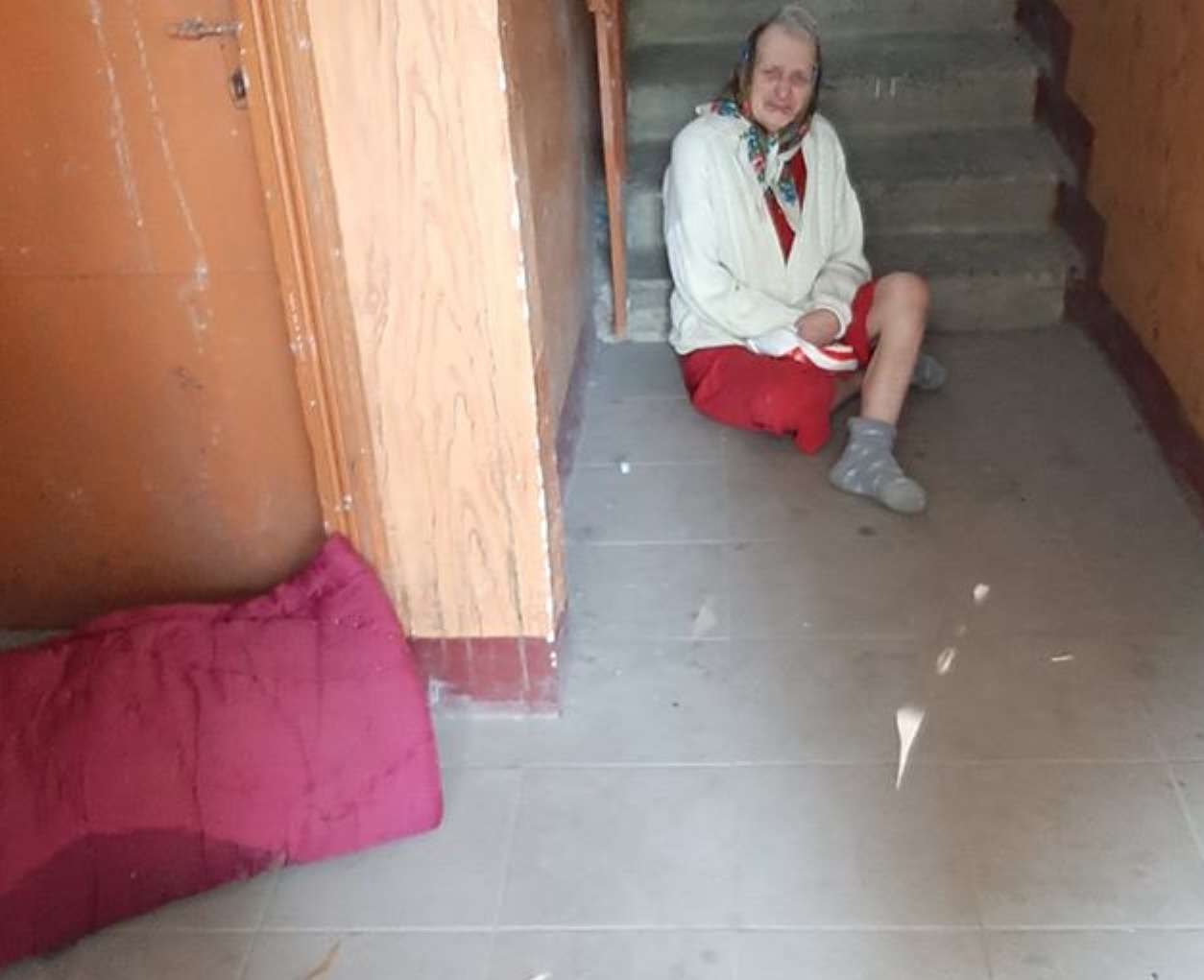 На Буковині родичі вигнали жити в під’їзд стареньку бабусю (фото)
