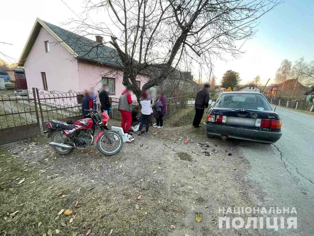 На Буковині водій мотоцикла протаранив авто та збив дітей
