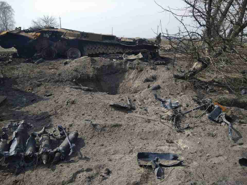 На Чернігівщині українські бійці знищили колону бронетехніки окупантів (ФОТО)