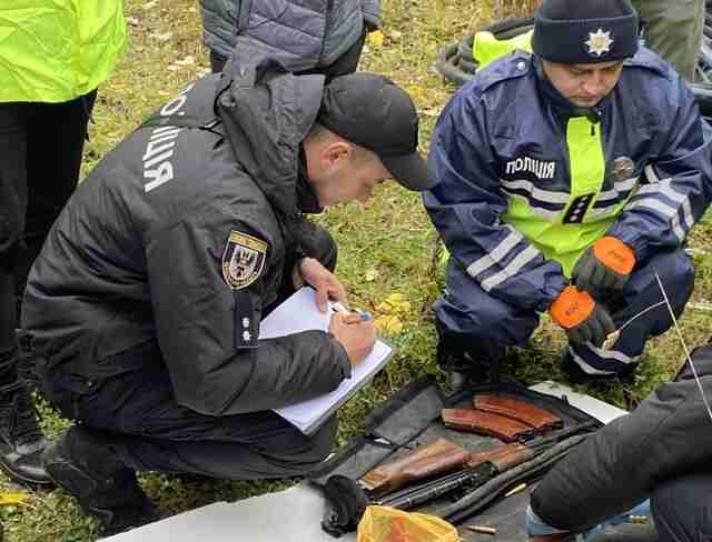 На Чернігівщині затримали кримінального авторитета, який закопав у діжках арсенал зброї та наркотики (ФОТО/ВІДЕО)