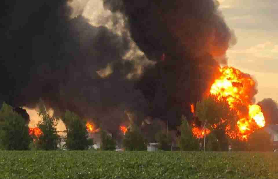 На Дніпропетровщині через ракетний удар вибухнув резервуар з паливом