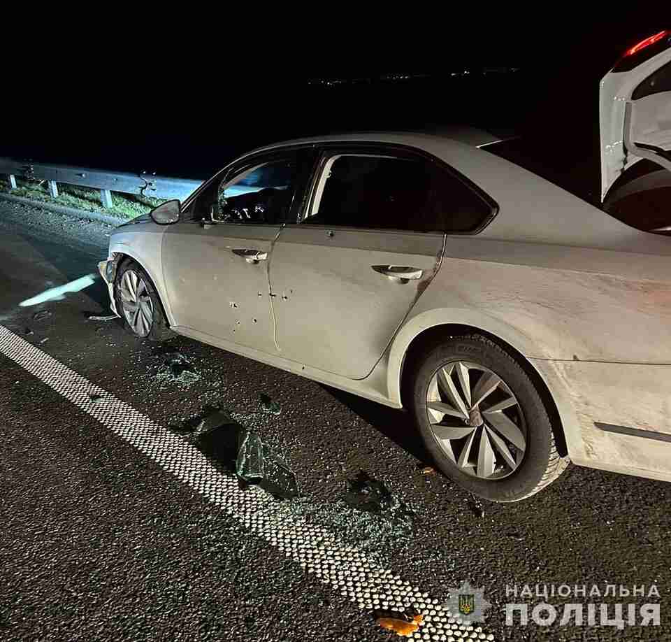 На Дніпропетровщині чоловік у балаклаві обстріляв автомобіль (ФОТО)