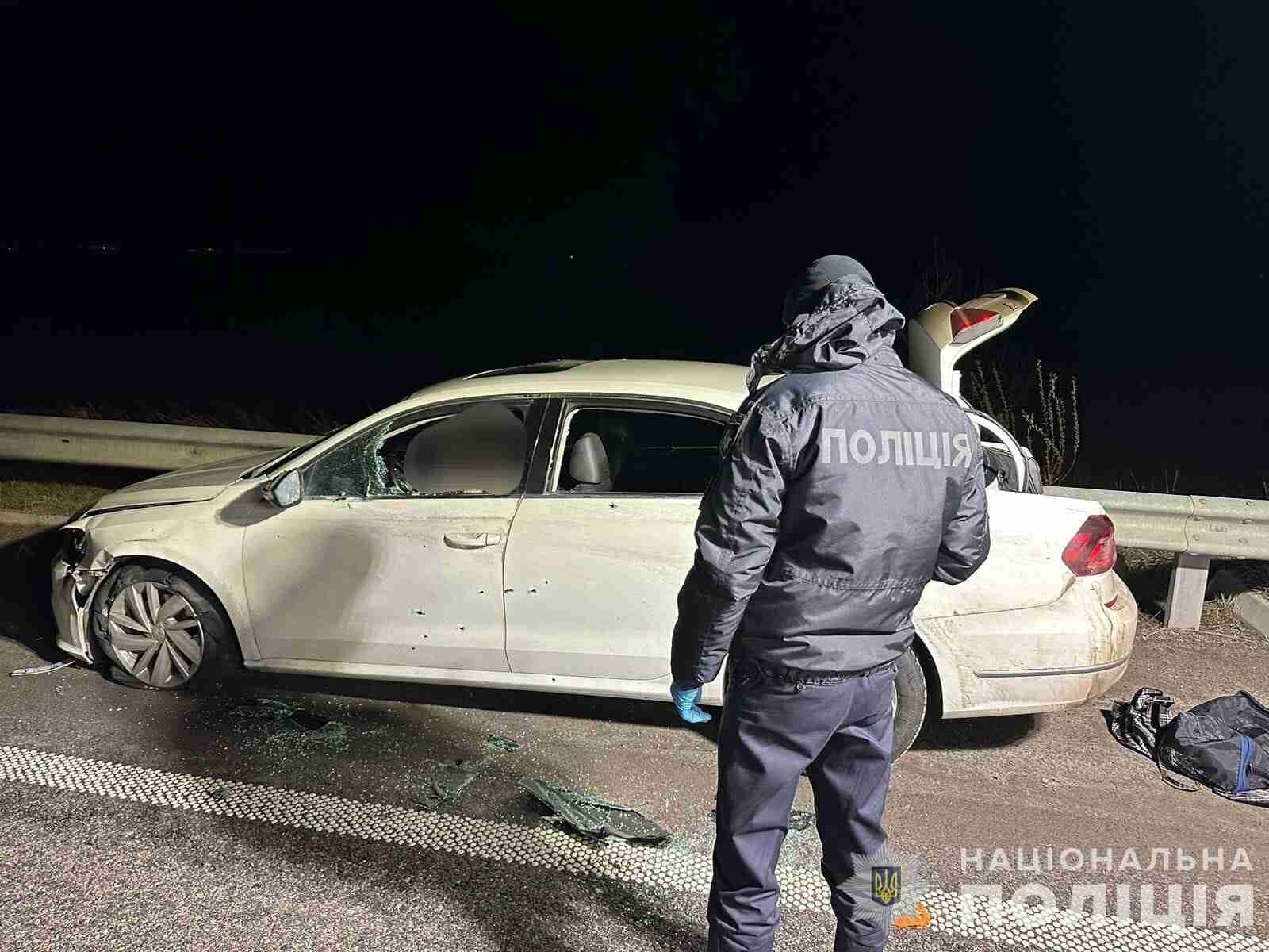 На Дніпропетровщині чоловік у балаклаві обстріляв автомобіль (ФОТО)