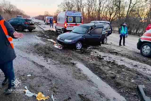 На Дніпропетровщині масштабна автотроща: сталось зіткнення п'яти легковиків і вантажівки  (ФОТО)