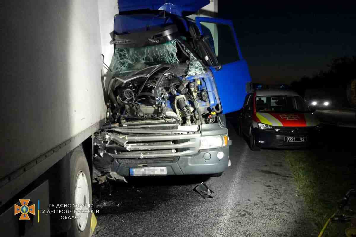 На Дніпровщині у потрійній ДТП вантажівок та легковика загинула людина (фото)