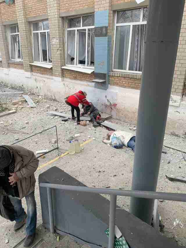 На Донеччині росіяни реактивною артилерією обстріляли місце видачі допомоги
