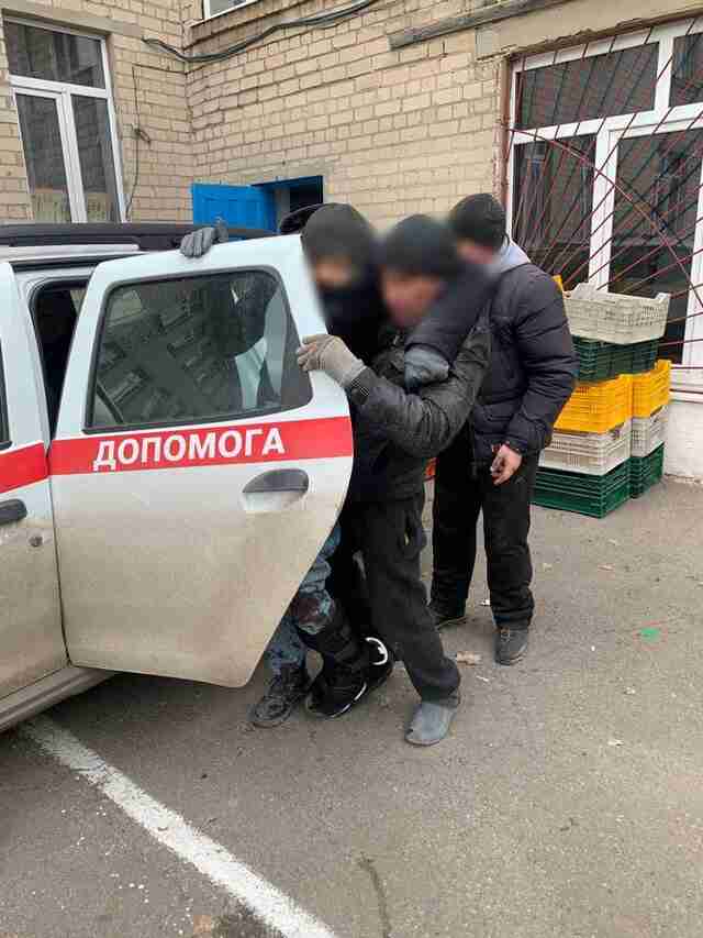 На Донеччині росіяни реактивною артилерією обстріляли місце видачі допомоги