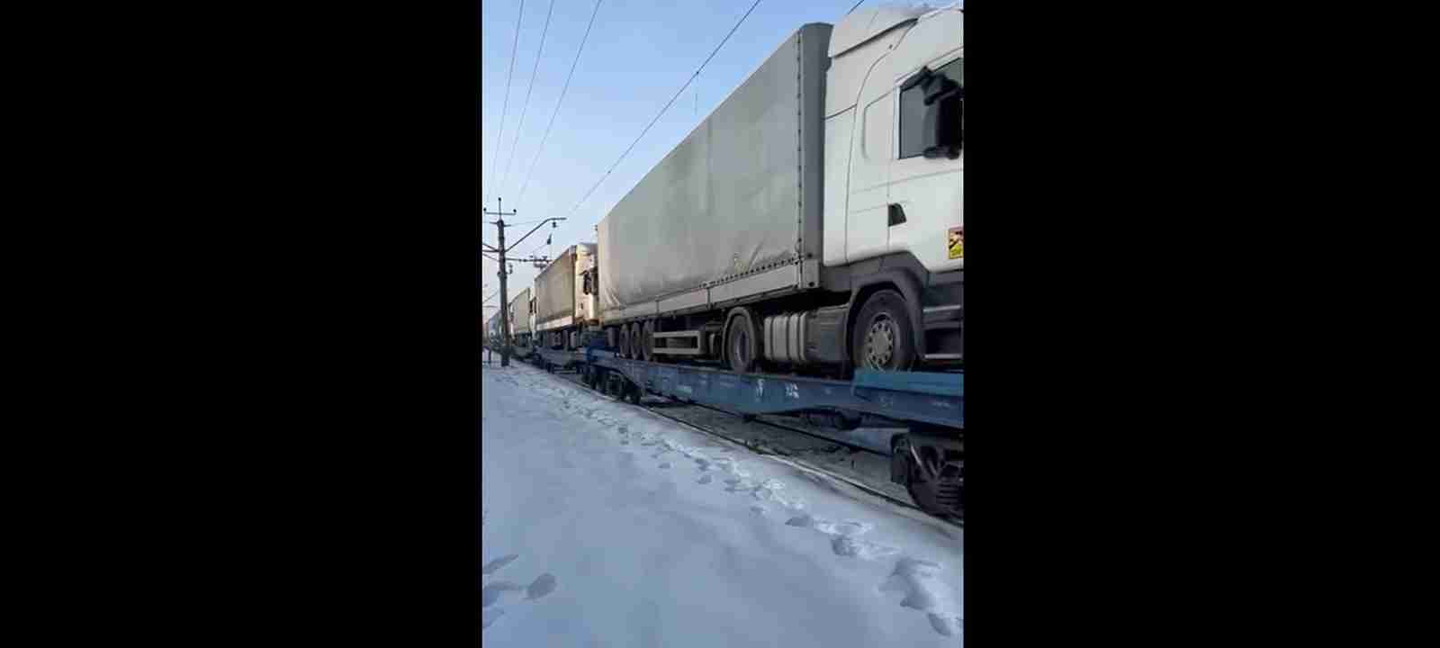 На фоні блокування кордону: «Укрзалізниця» відправила партію вантажівок через кордон з Польщею (ВІДЕО)