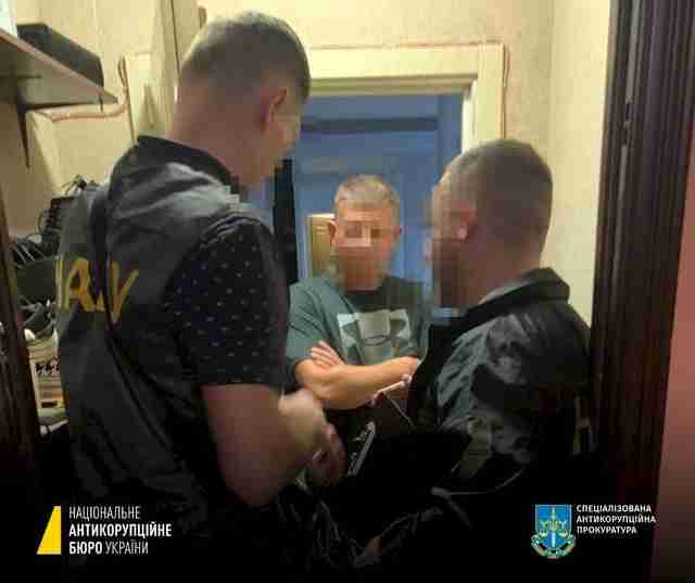 На хабарі погорів київський суддя: у його кабінеті знайшли дещо цікаве (ФОТО)