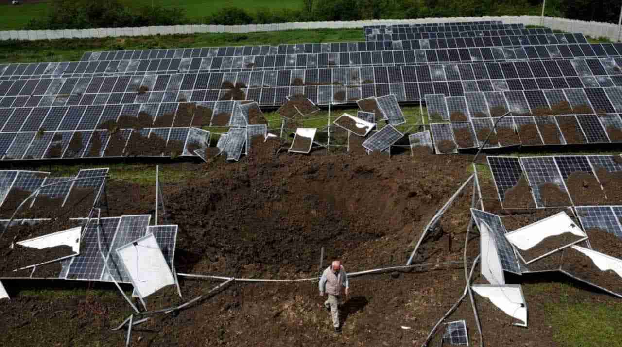 На Харківщині росіяни обстріляли сонячну електростанцію