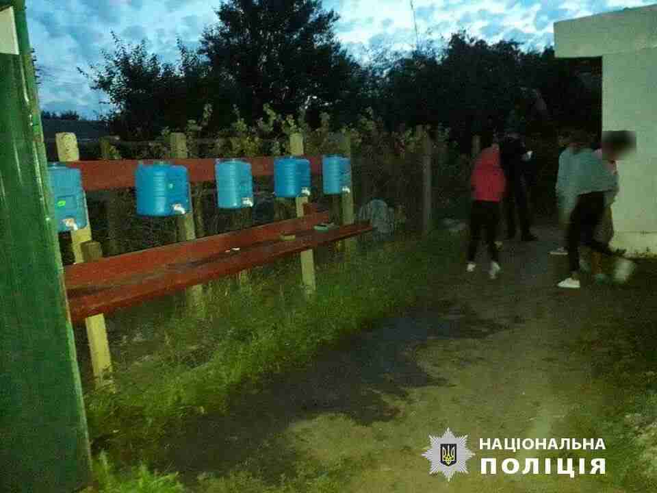 На Харківщині у «бараках» виявили групу дітей із заходу України, які працювали на зборі врожаю для місцевих фермерів (ФОТО)
