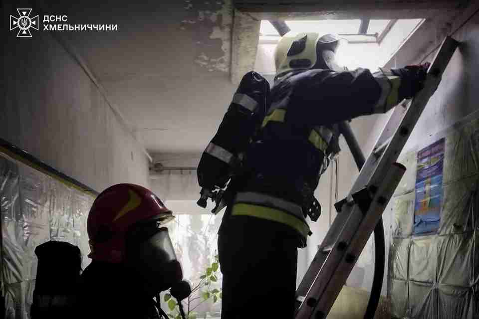 На Хмельниччині блискавка вдарила у старостат і спричинила пожежу (ФОТО/ВІДЕО)