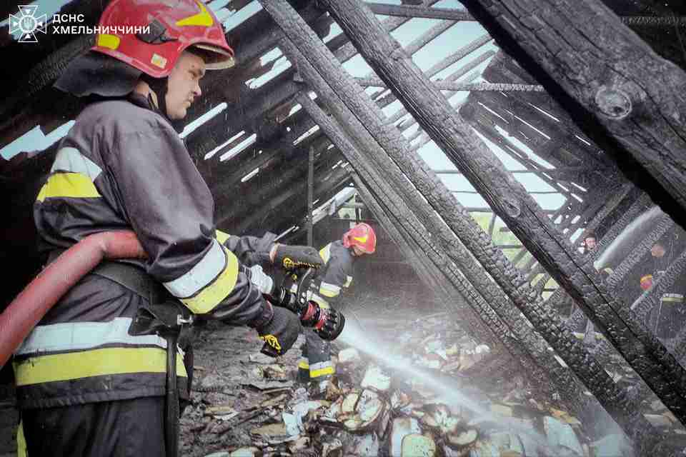 На Хмельниччині блискавка вдарила у старостат і спричинила пожежу (ФОТО/ВІДЕО)