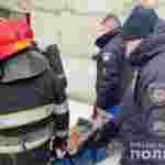 На Хмельниччині поліцейські та рятувальники винесли з палаючого будинку двох жінок