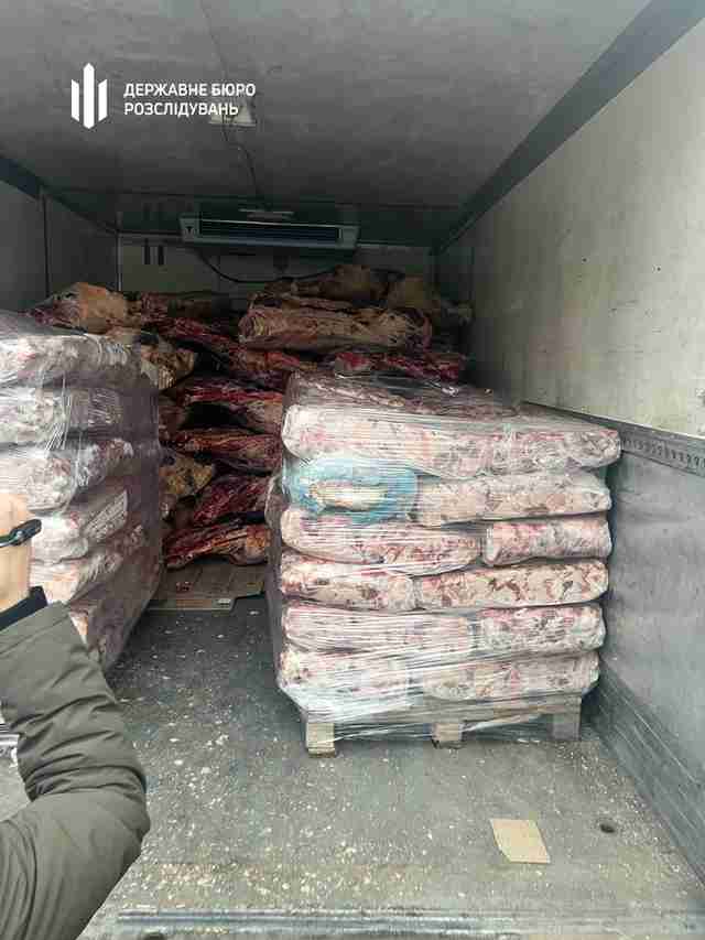 На Івано-Франківщині у продовольчому сховищі військової частини виявили зіпсуте м’ясо для військових на суму 1 млн грн (ФОТО)