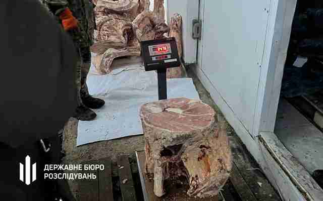 На Івано-Франківщині у продовольчому сховищі військової частини виявили зіпсуте м’ясо для військових на суму 1 млн грн (ФОТО)