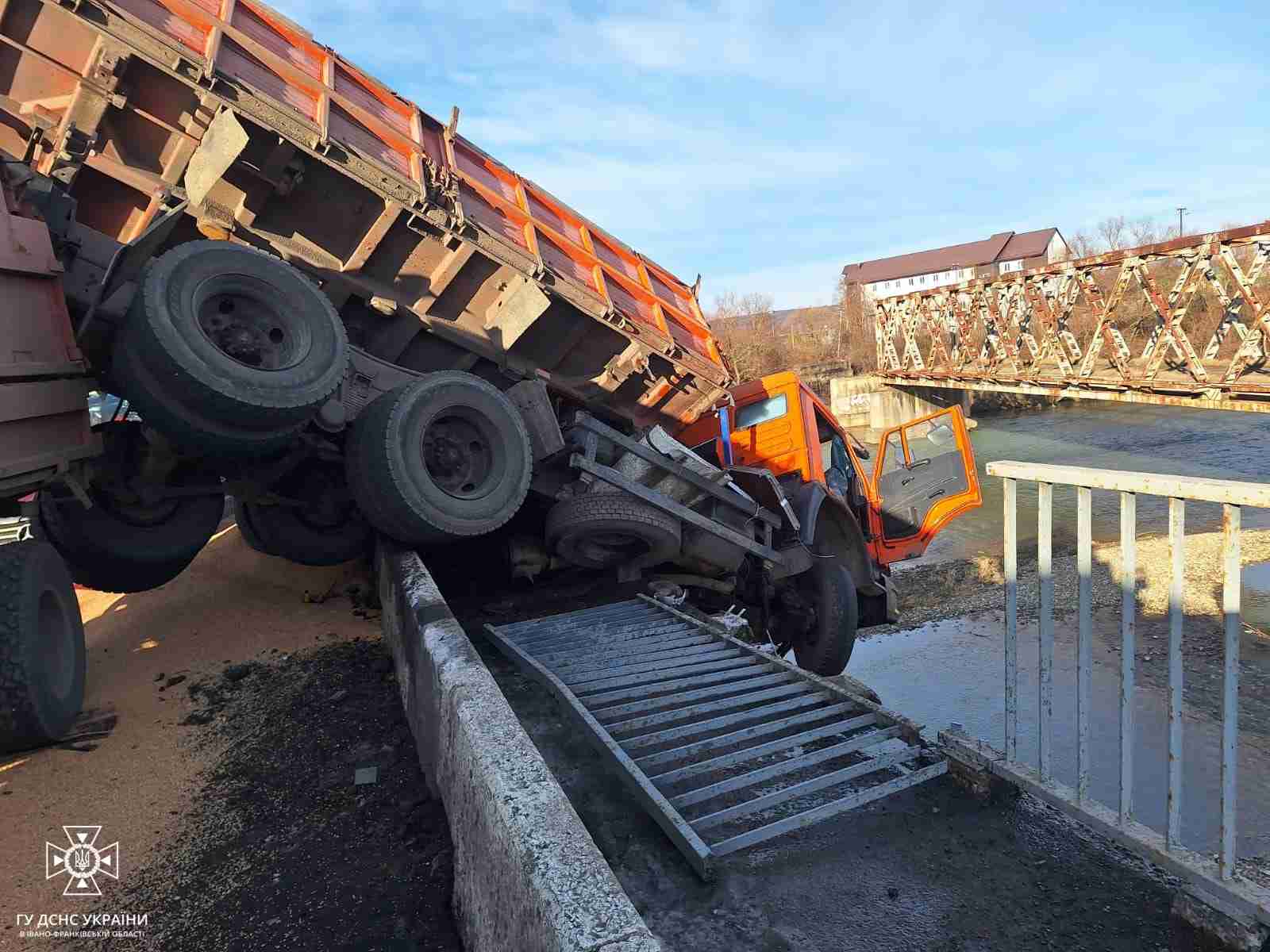 На Івано-Франківщині врятували жінку з вантажівки, що повисла з моста внаслідок ДТП (ФОТО, ВІДЕО)