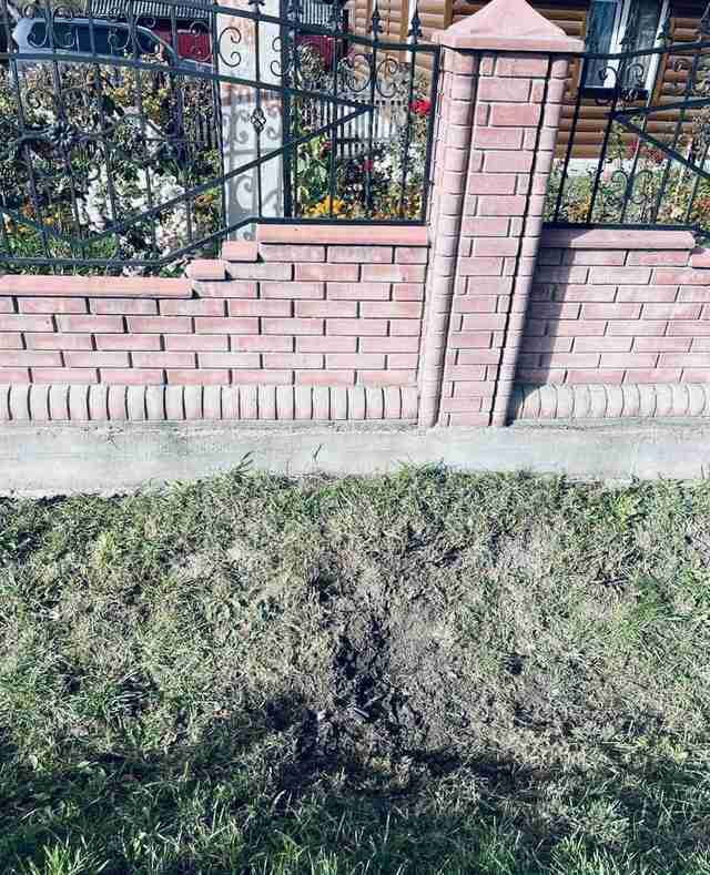 На Івано-Франківщині з вікна автомобіля кинули вибуховий пристрій на житлове подвір’я (ФОТО)