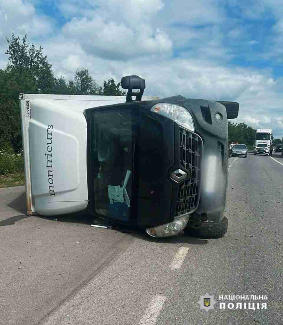 На Івано-Франківщині злетіла на узбіччя і перекинулася вантажівка під керуванням 19-річного водія: загинули двоє пішоходів (ФОТО)