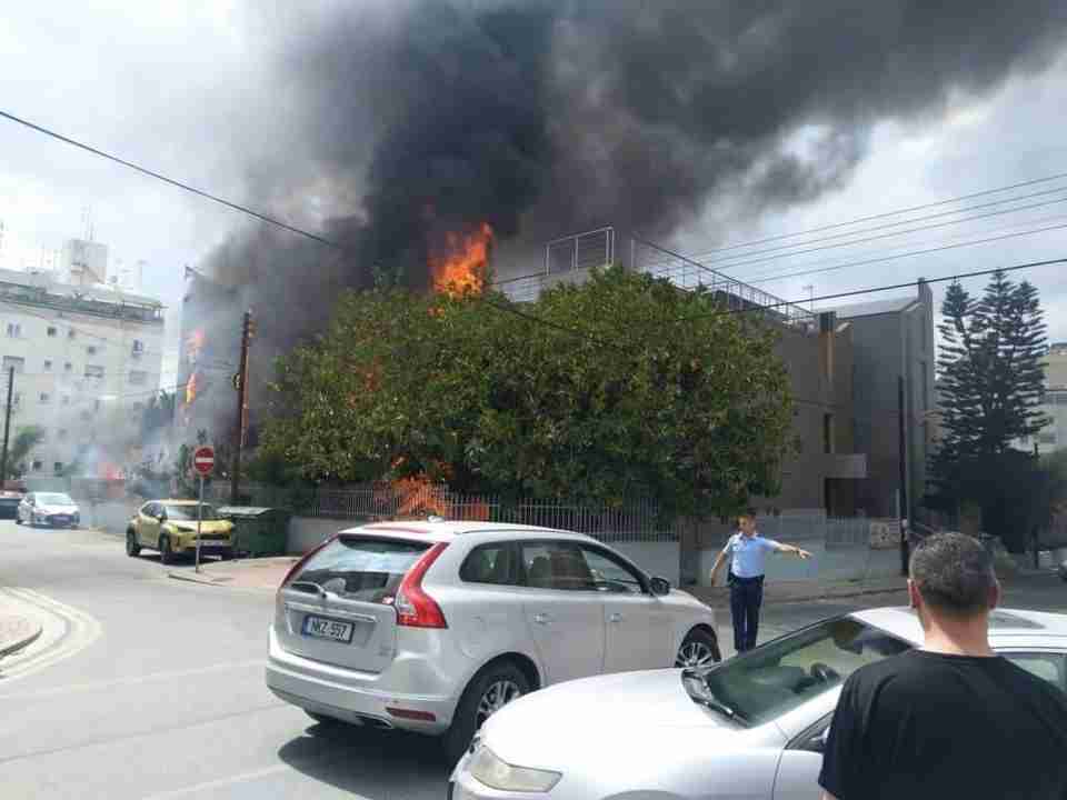 На Кіпрі після «коктейлю молотова» потужно спалахнув російський культурний центр (ФОТО, ВІДЕО)