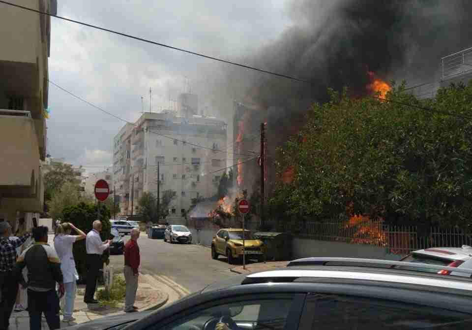 На Кіпрі після «коктейлю молотова» потужно спалахнув російський культурний центр (ФОТО, ВІДЕО)
