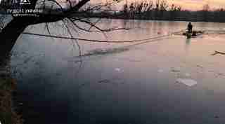 На Київщині батько з дитиною опинились на понтоні посеред замерзлої річки