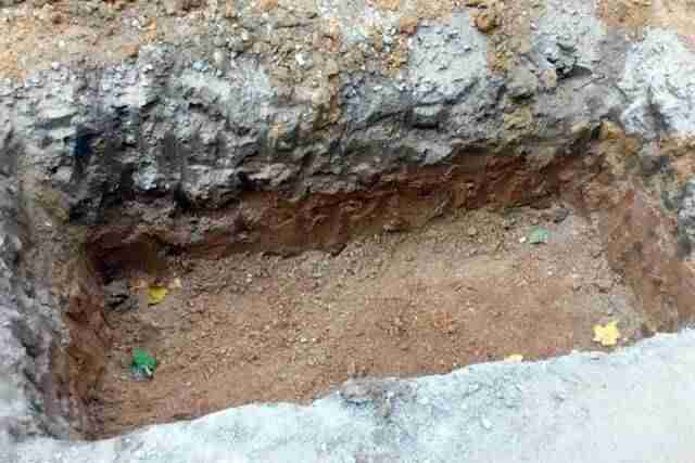 На Київщині чоловік розкопав могилу і дістав тіло померлого