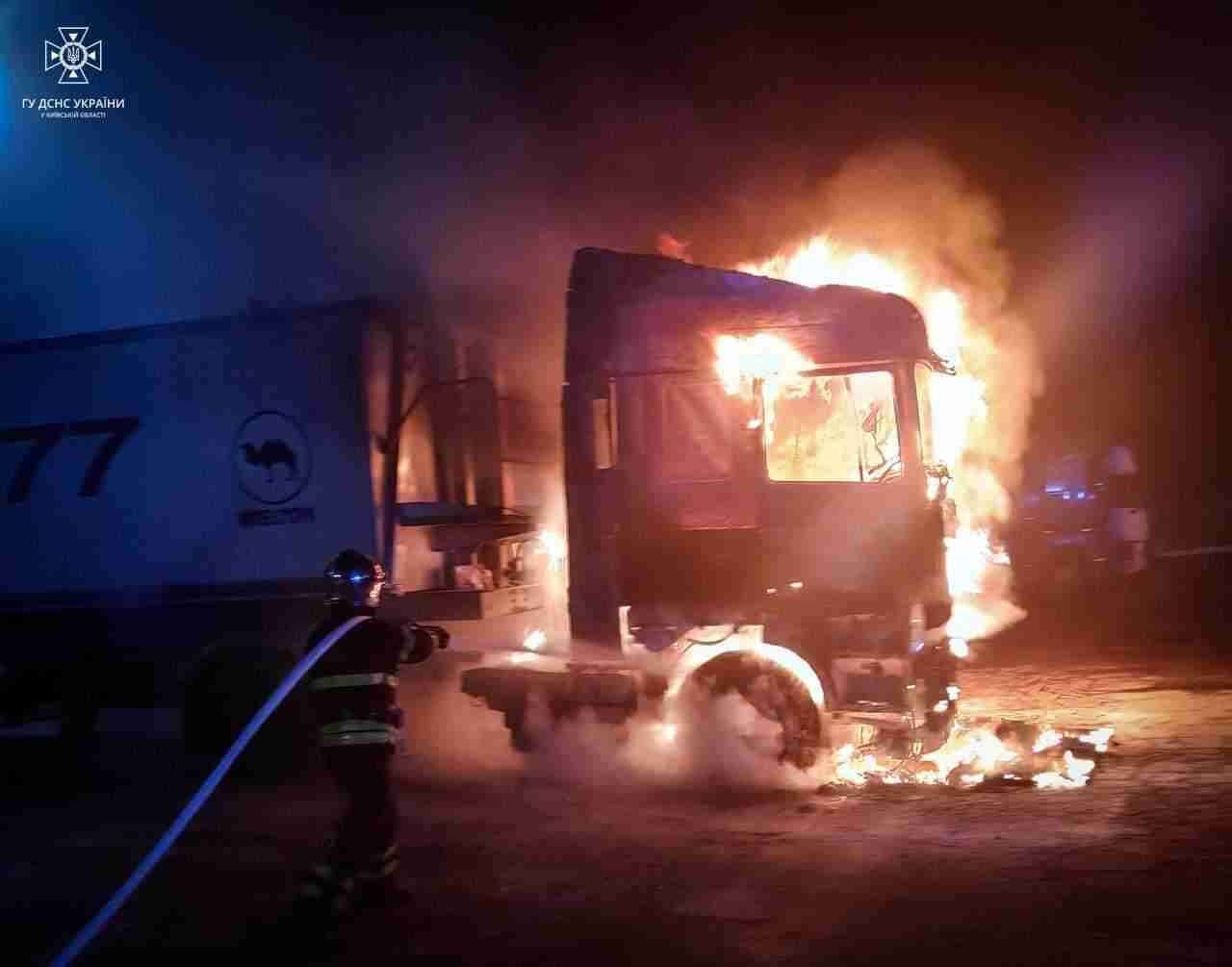 На Київщині у палаючій вантажівці загинув чоловік (ФОТО)