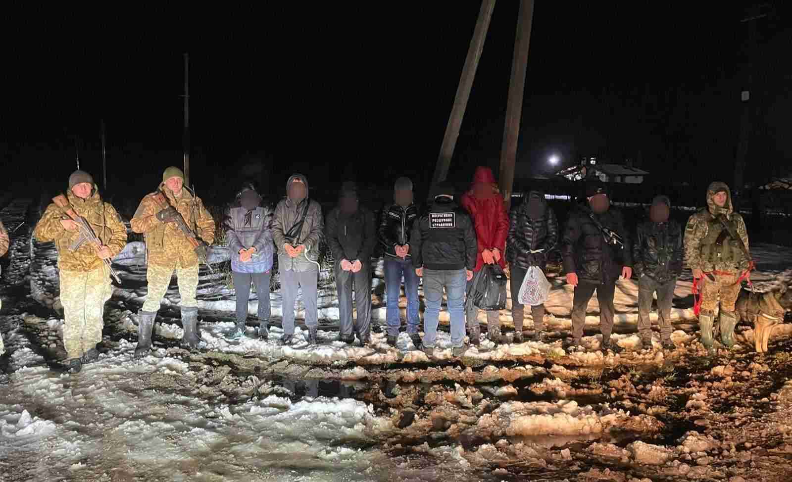 На кордоні у Карпатах затримали групу чоловіків (ВІДЕО, ФОТО)