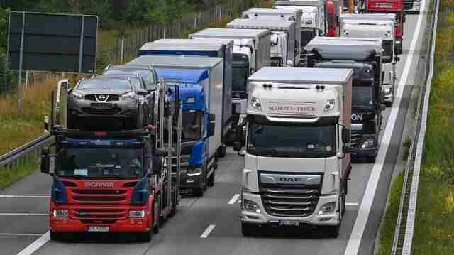 На кордоні з Україною ускладнено рух вантажівок у всіх пунктах пропуску