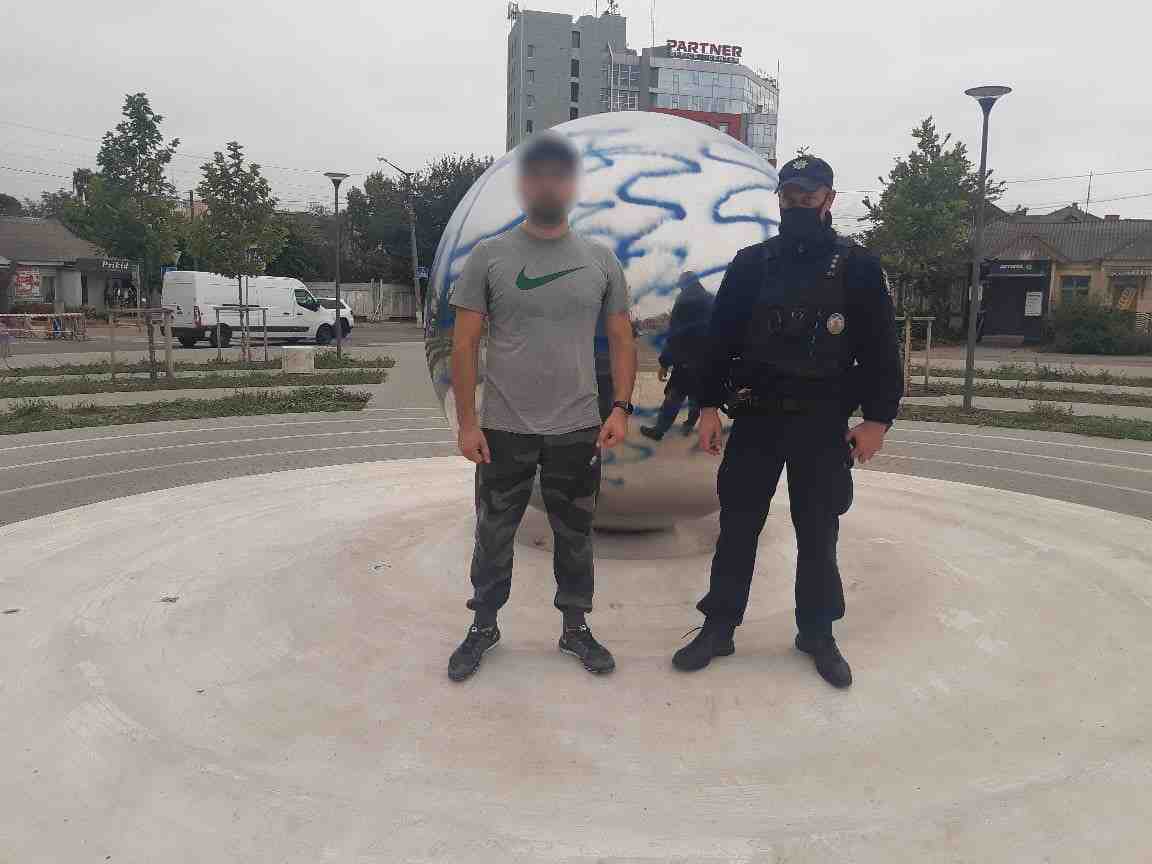 На Київщині чоловік розмальовував пам’ятник Героям боротьби за Незалежність України