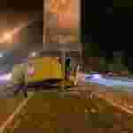 На Київщині у ДТП автобус протаранив металеву опору (фото)