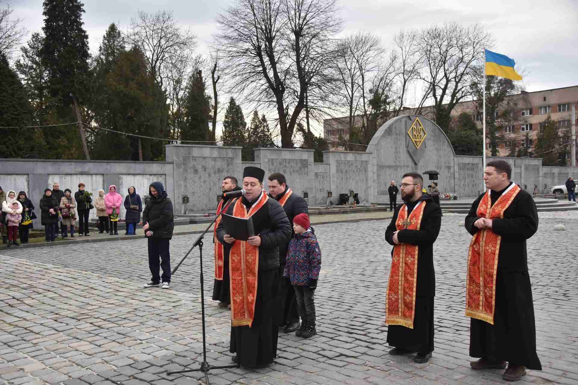 На Личаківському цвинтарі помолилися за загиблих Героїв (ФОТО)