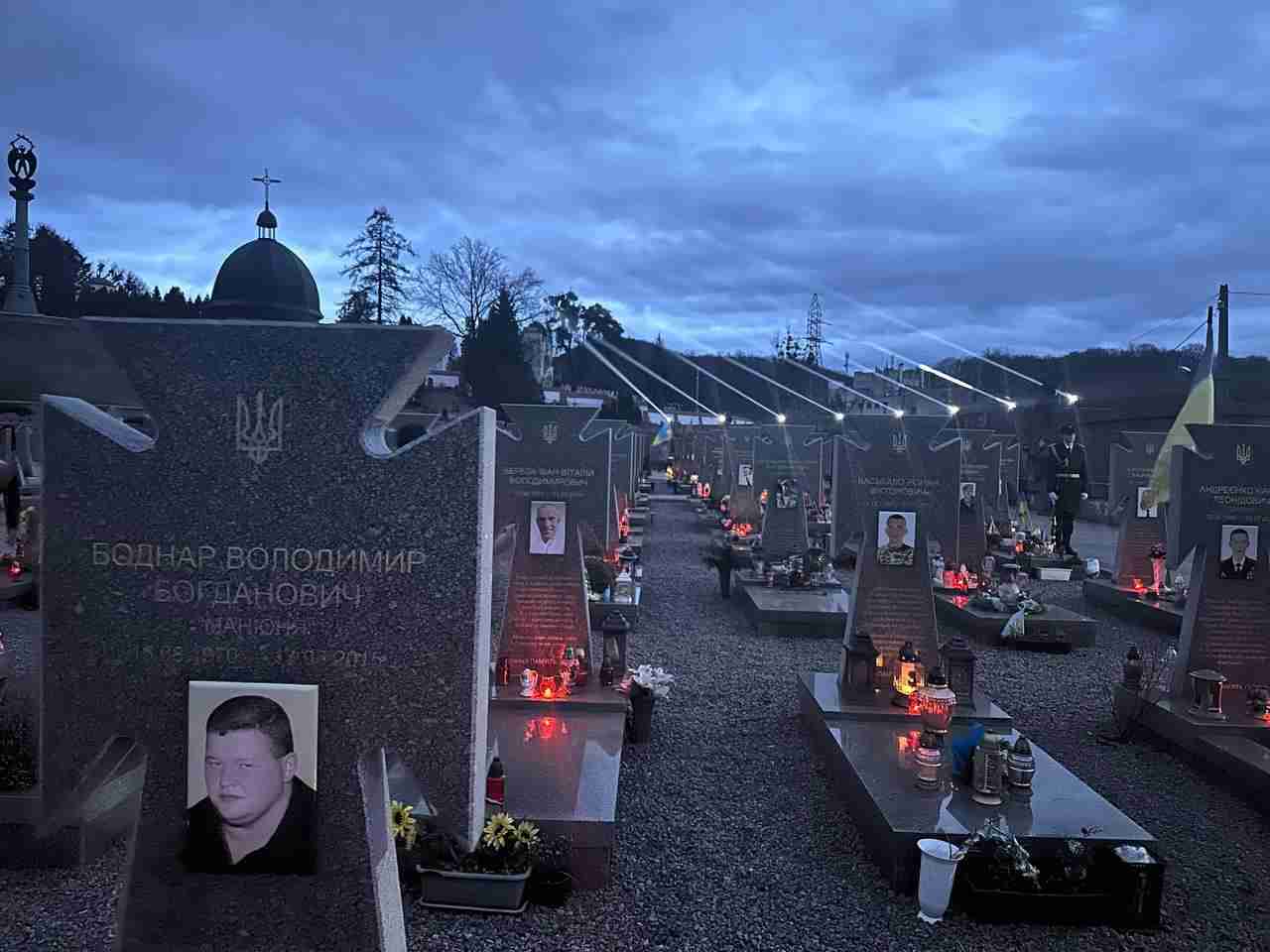 На Личаківському кладовищі у Львові над могилами Героїв засвітили промені памʼяті (ФОТО/ВІДЕО)