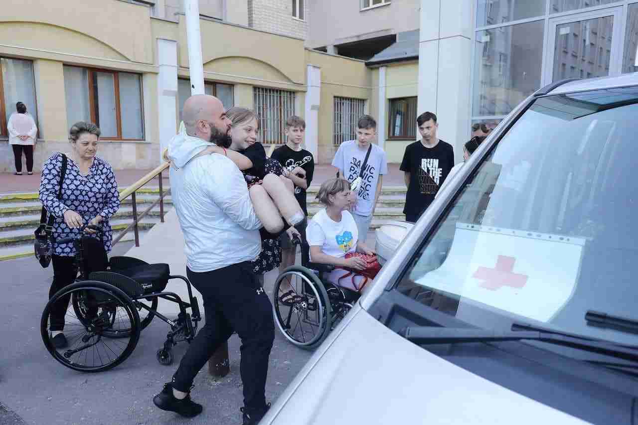 На лікування до США вирушила родина Степаненків, які постраждали внаслідок вибуху російської ракети на вокзалі у Краматорську