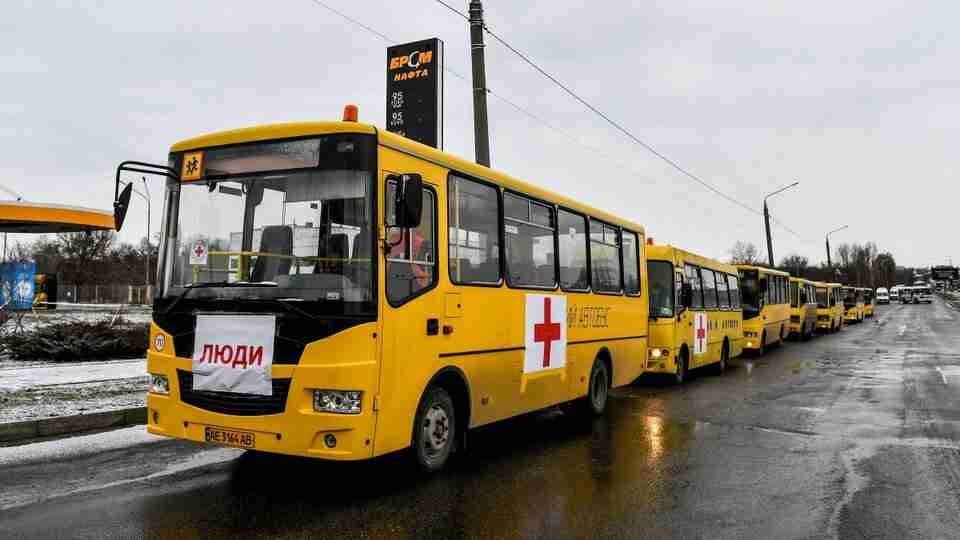 На Луганщині окупанти з «градів» обстріляли евакуаційний автобус