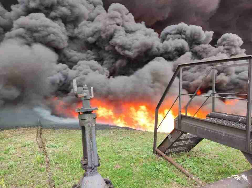 На Луганщині росія обстріляла нафтопереробний завод