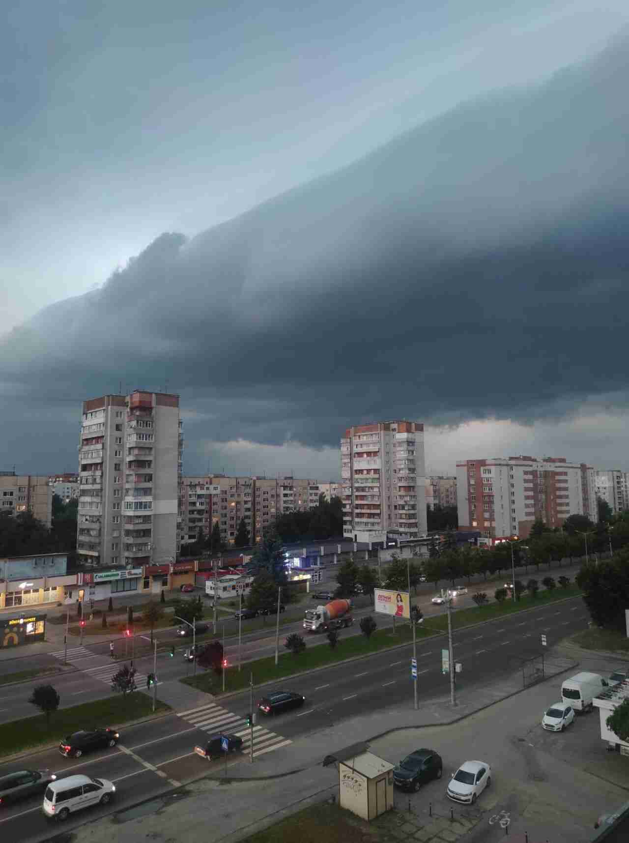 На Львів сунуть грози і шквали: в Україні завтра дощитиме, вдень до +30°