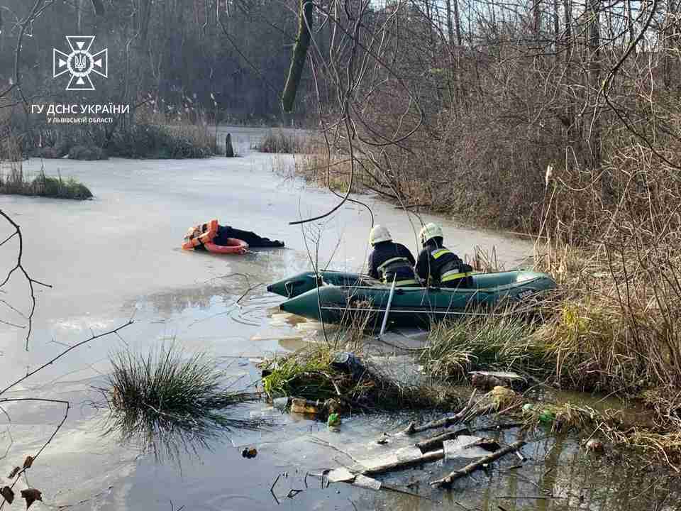Кликала на допомогу: на Львівщині 12-річна дівчина дивом не провалилася під кригу озера