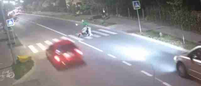 На Львівщині автомобіль на швидкості пролетів прямо перед дітьми на переході, дивом не зачепивши їх (ВІДЕО)