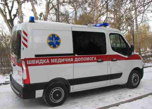 На Львівщині автомобіль «швидкої» потрапив у крижану пастку