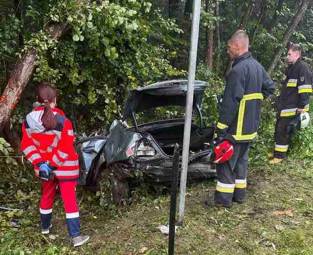 На Львівщині автомобіль влетів у дерево: двоє загиблих та двоє травмованих (ФОТО)