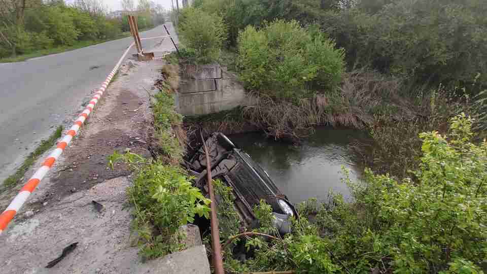 На Львівщині автомобіль злетів з моста і перекинувся (ФОТО)