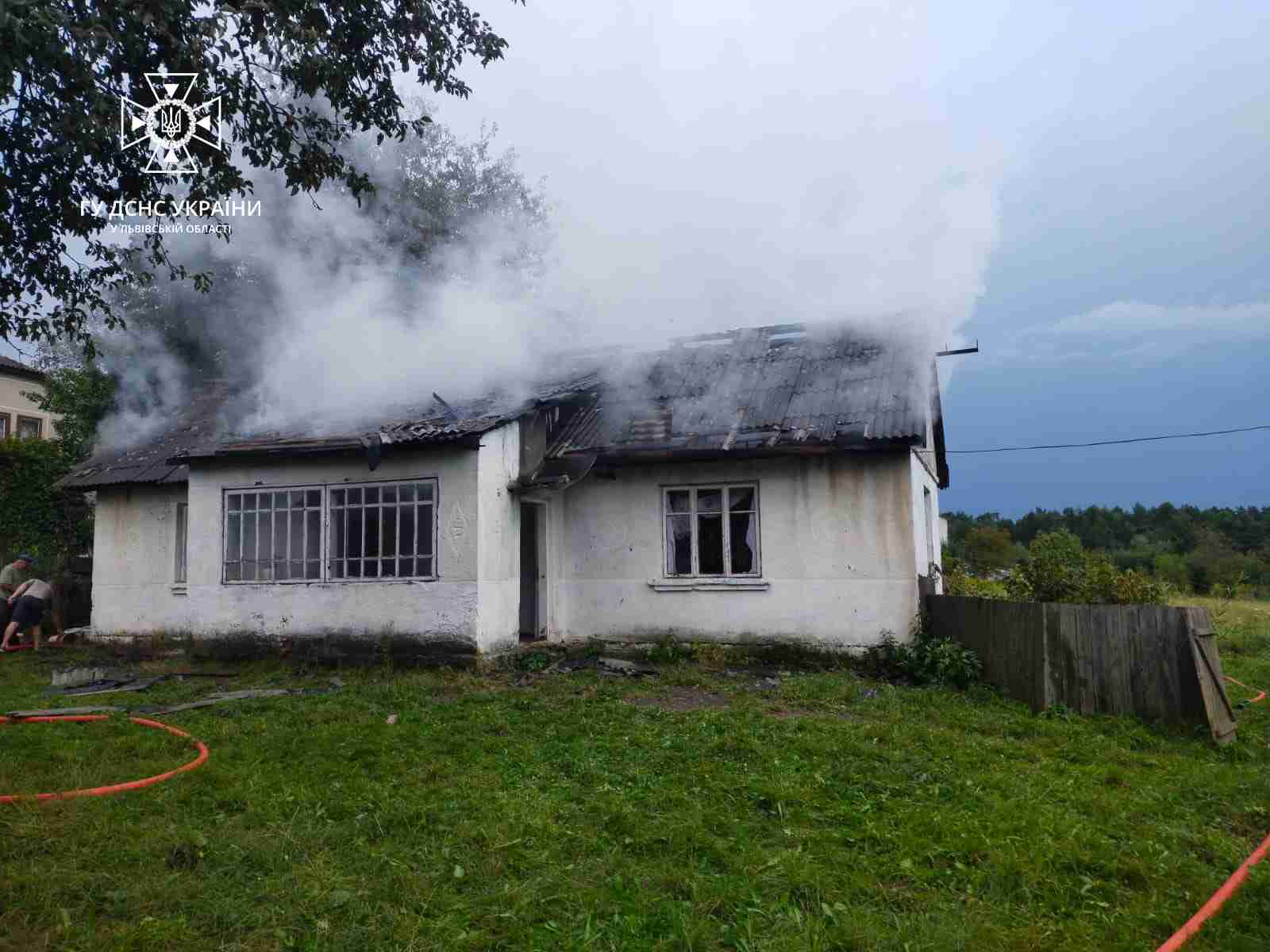 На Львівщині блискавка влучила в будинок та спричинила пожежу (ФОТО)